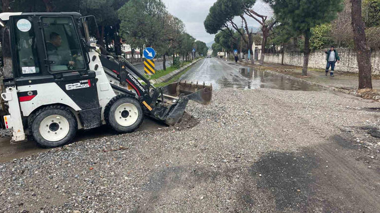 Söke Belediyesi ekipleri, yoğun yağışa karşı sahada
