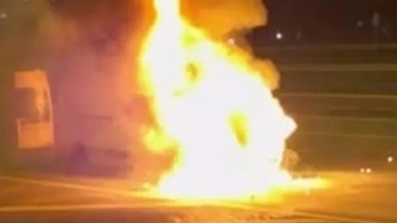 Aracın konsolunda aniden alevler yükseldi