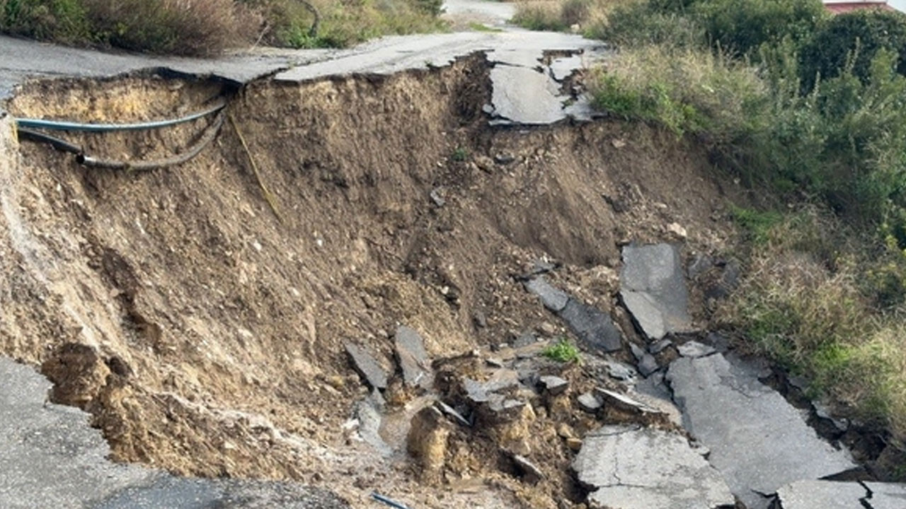 Çeşme’de toprak kayması