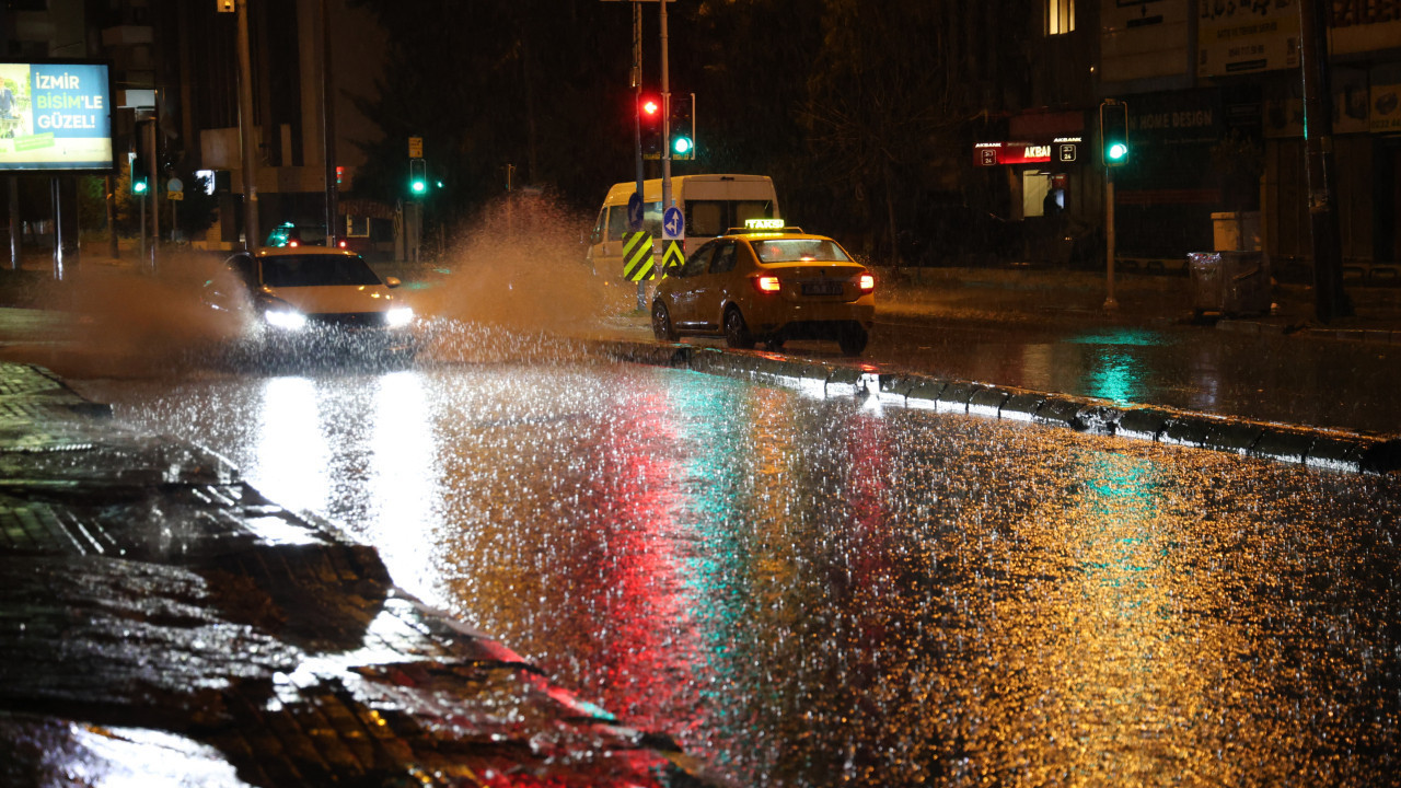 İzmir’de sağanak: Cadde ve sokaklar göle döndü