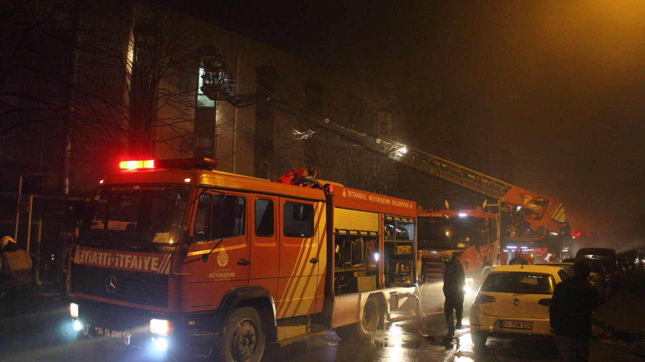 Kağıthane'de işyerinde yangın: Mahsur kalanlar için seferber olundu