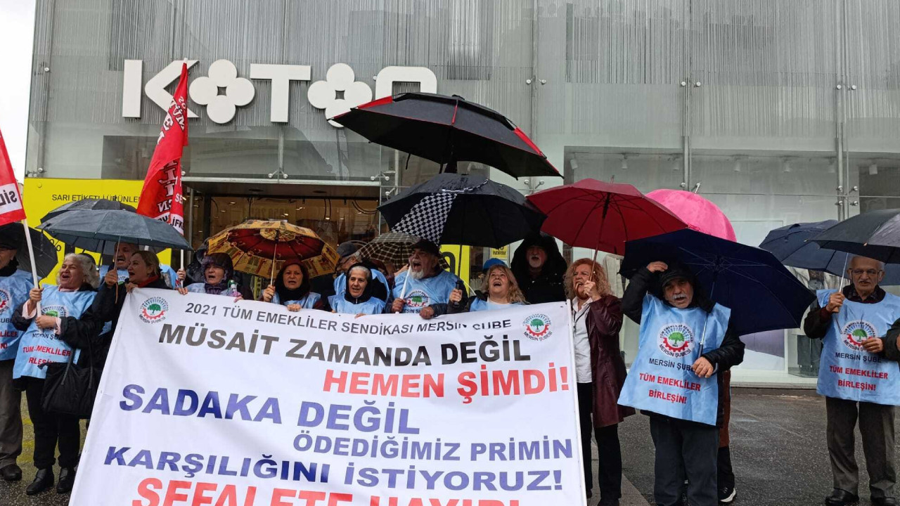 Mersin'de eylem yapan emekliler: Kimseden sadaka istemiyoruz
