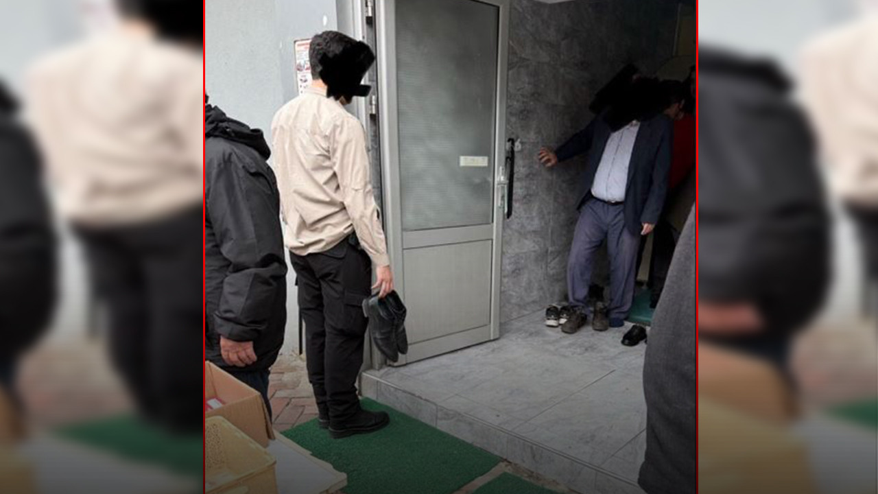 Polisin görevi bu mu? Namaz çıkışında elinde ayakkabı ve keratayla kaymakamı bekledi