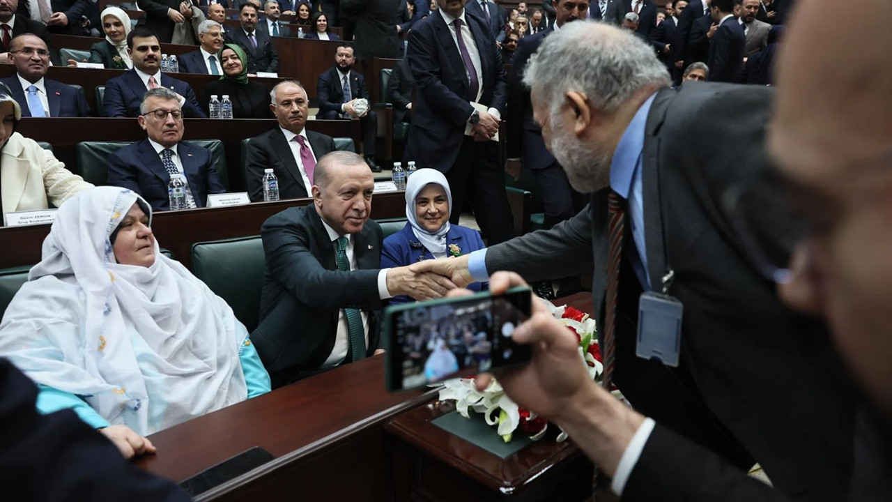 Ruşen Çakır'dan tepkilere karşı açıklama: Gazeteciyim, yarın da tokalaşırım