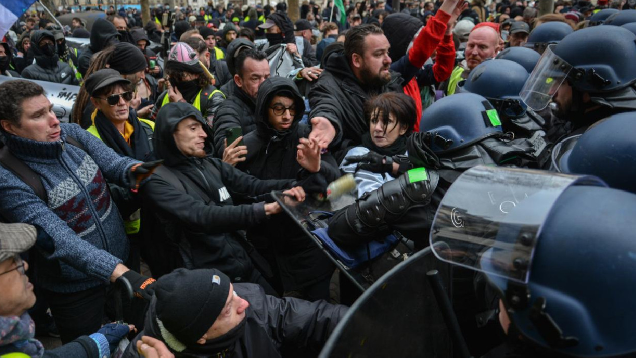 Sarı yelekliler eylemlerinde şiddet uygulayan polislere hapis istemi