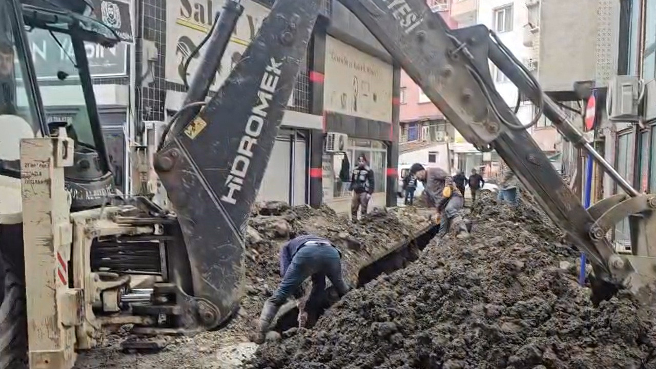 Tokat'ta altyapı kazasında korku dolu anlar: İşçe toprak altında kaldı