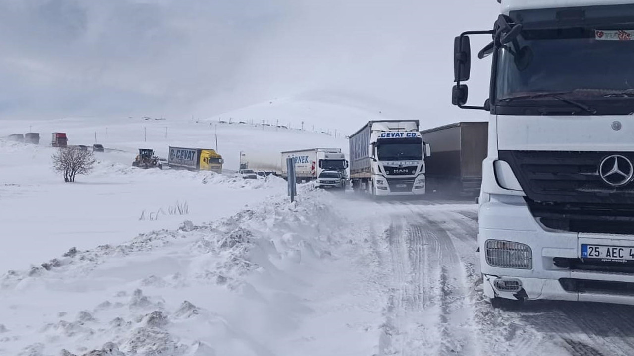 Yoğun tipi kayan TIR’lar ulaşım durdu: Ilgar geçidinde çok sayıda araç kurtarılmayı bekliyor