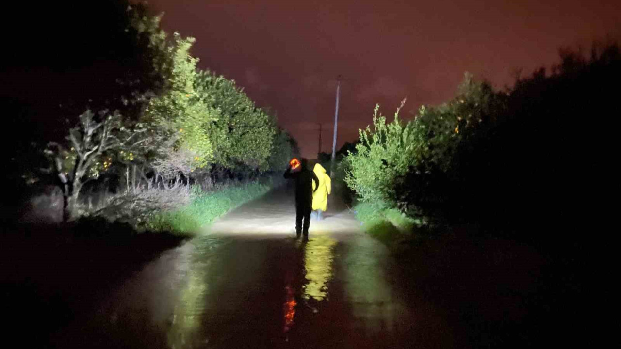 Antalya’da sel: 27 köpek botlarla kurtarıldı