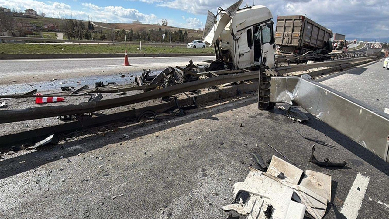 Kireç taşı yüklü kamyon bariyerlere saplandı: Metal yığına döndü