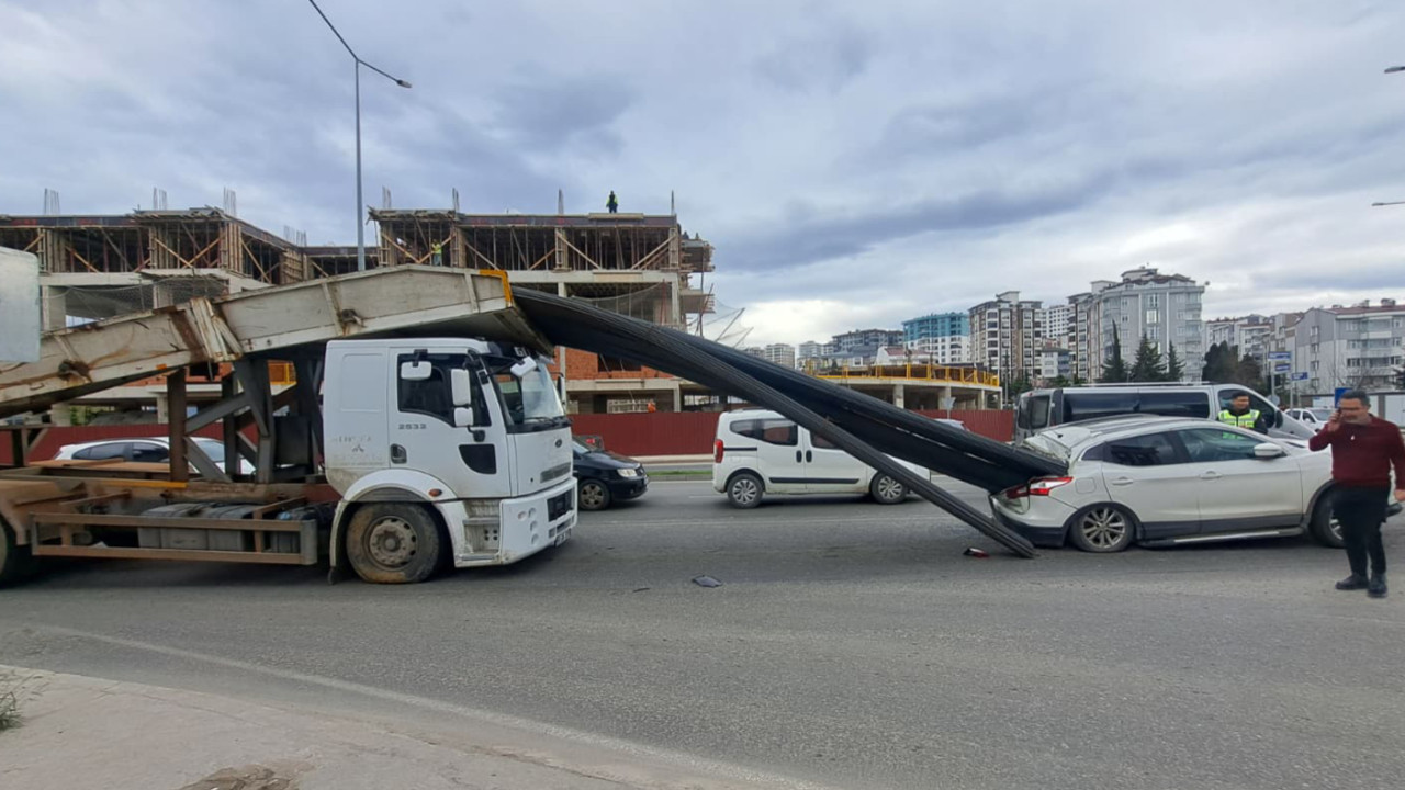 Ordu’da korku dolu anlar: İnşaat demirleri otomobile saplandı