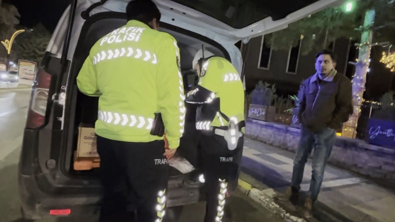 Polisleri çileden çıkardı, gazetecilere dönüp 'çekin beni' dedi