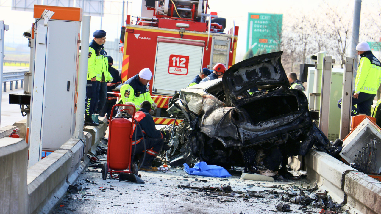 Sakarya'da korkunç kaza: Araba alev aldı