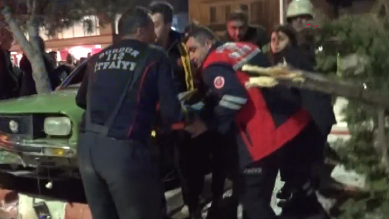 Üç liseli kıza otomobil çarptı: Burdur’da okul çıkışında korku dolu anlar