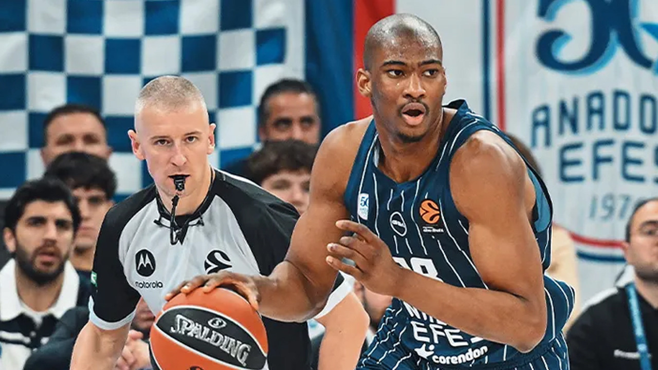 Anadolu Efes'te Kai Jones'un sözleşmesi uzatıldı