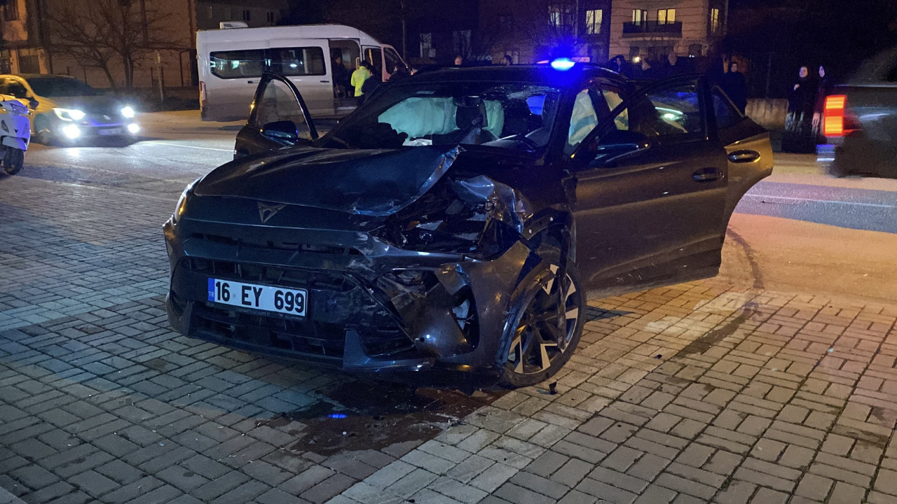 Bursa’da otomobil ile servis minibüsü çarpıştı: 9 yaralı