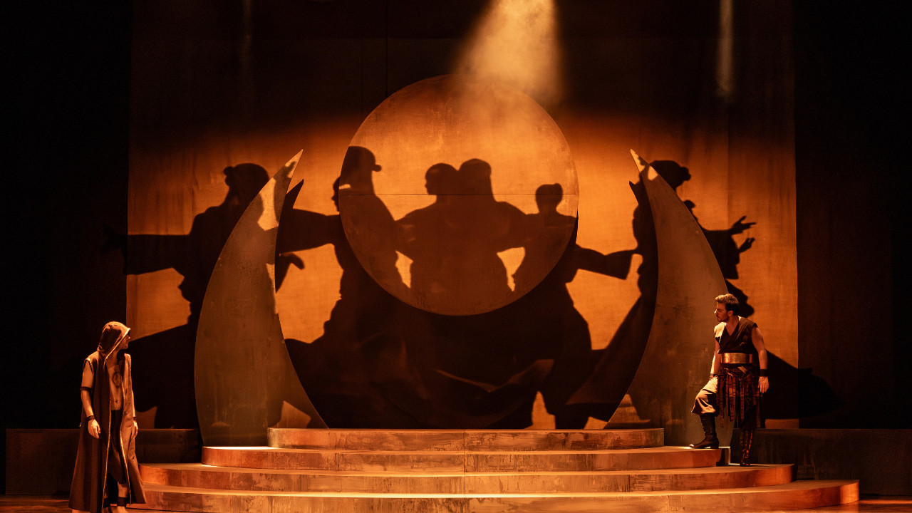 İDOB'tan çifte dünya prömiyeri: 'Deli Dumrul' ve 'Tehlikeli Oyun' sahnelendi