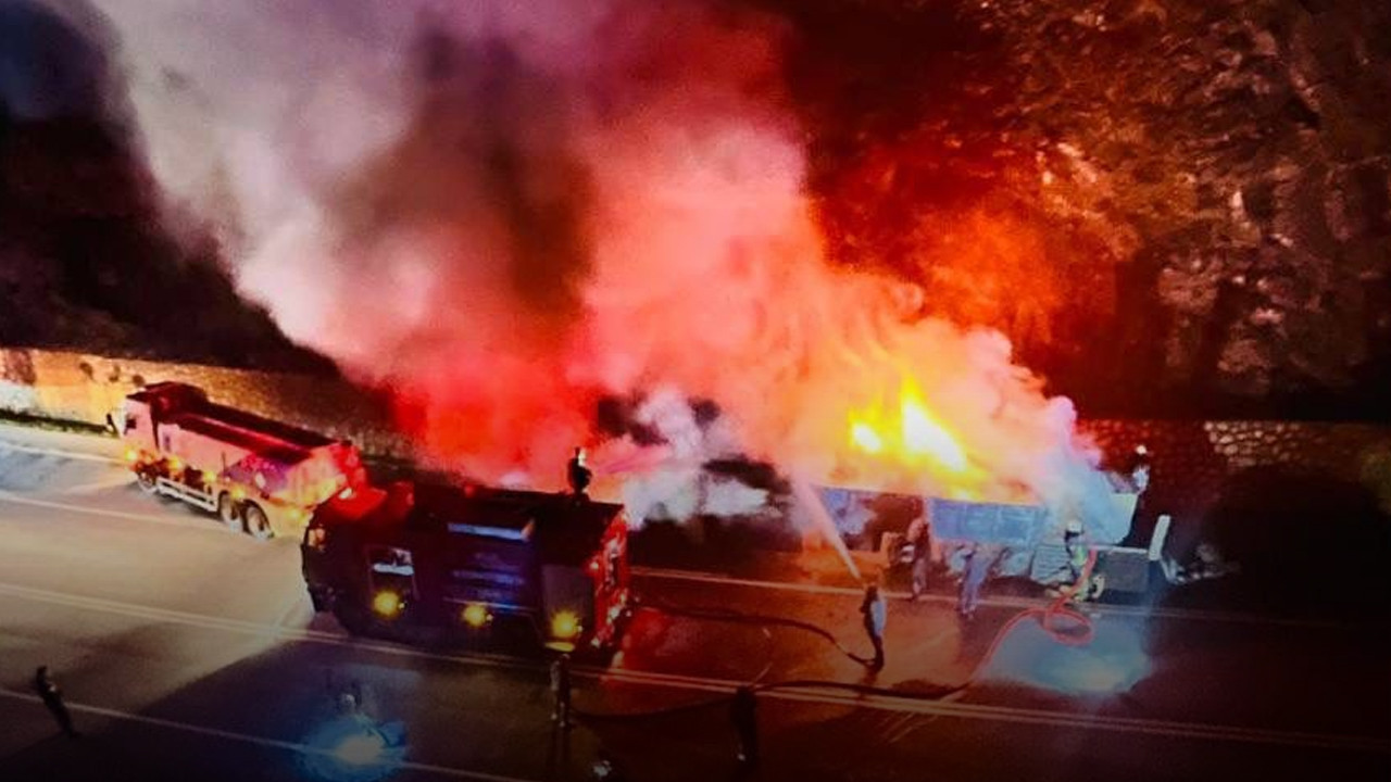 Isınan fren balataları faciaya neden oldu: Antalya'da sunta yüklü TIR alevlere teslim oldu