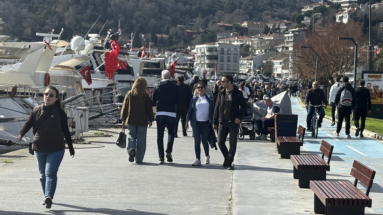 İstanbul’da yazdan kalma pazar: Bebek sahili doldu taştı