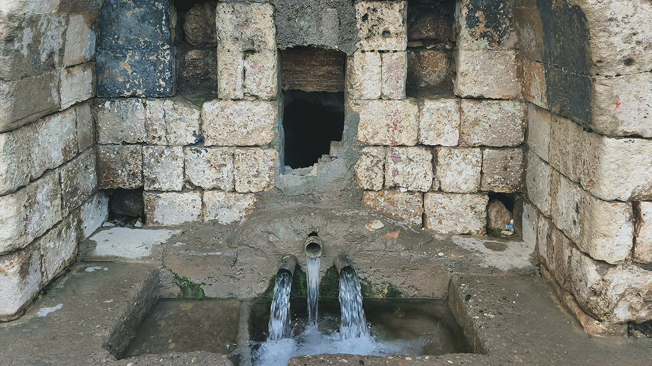 Osmanlı dönemine ait iki tarihi çeşme yıllar sonra yeniden akmaya başladı