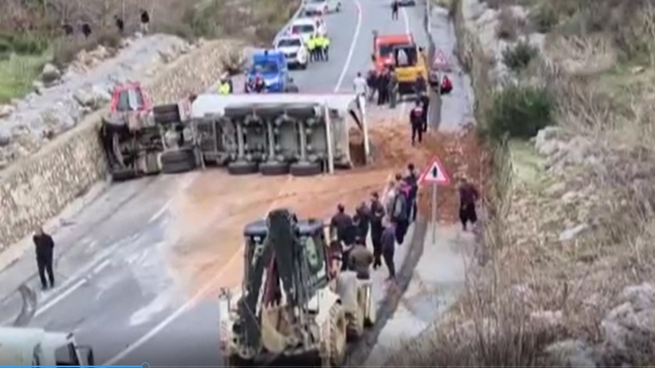 Virajı hızla dönmeye çalışınca facia geldi: Kamyon iki otomobili biçti
