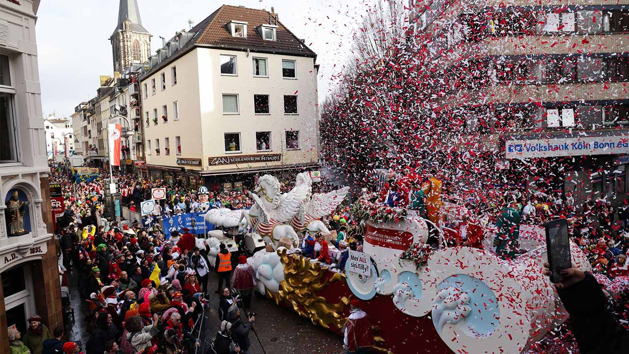Almanya’da “Gül Pazartesi” coşkusu: Rosenmontag karnavalı renkli görüntülere sahne oldu