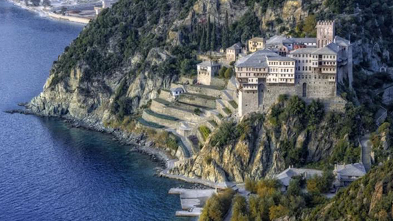 Bu adada sadece erkekler yaşıyor. Bin yıldır kadınların girmesi yasak