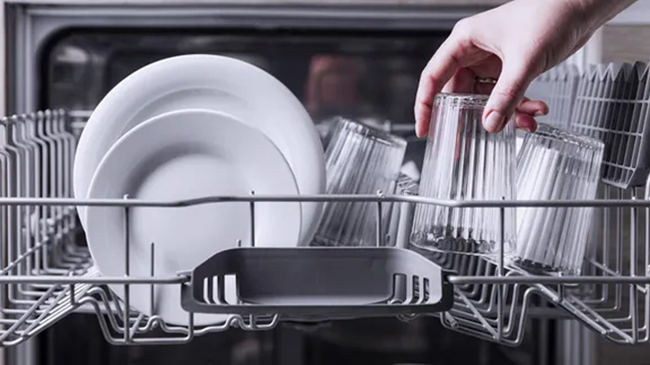 Bulaşık makinesine bulaşıkları koyarken herkes bu hatayı yapıyor: Siz yapmayın