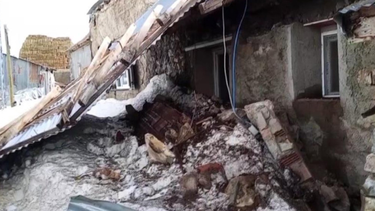 Erzincan'da fırtına çatıları uçurdu