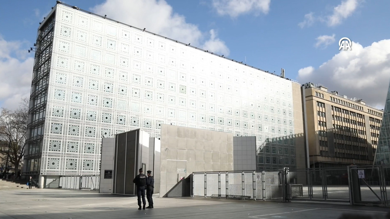 Eski Fransız bakanın başkanlık yaptığı enstitüye polis baskını