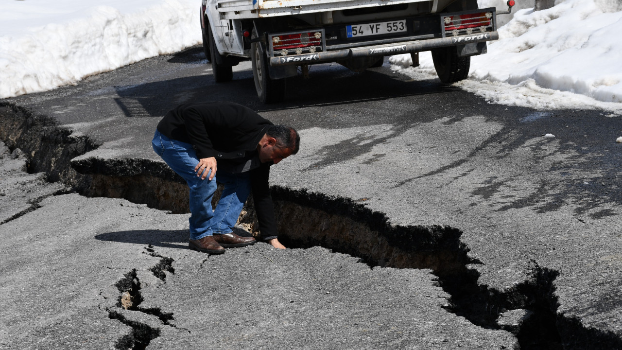 Hakkari'de kar ve sağanak yüzünden yol çöktü