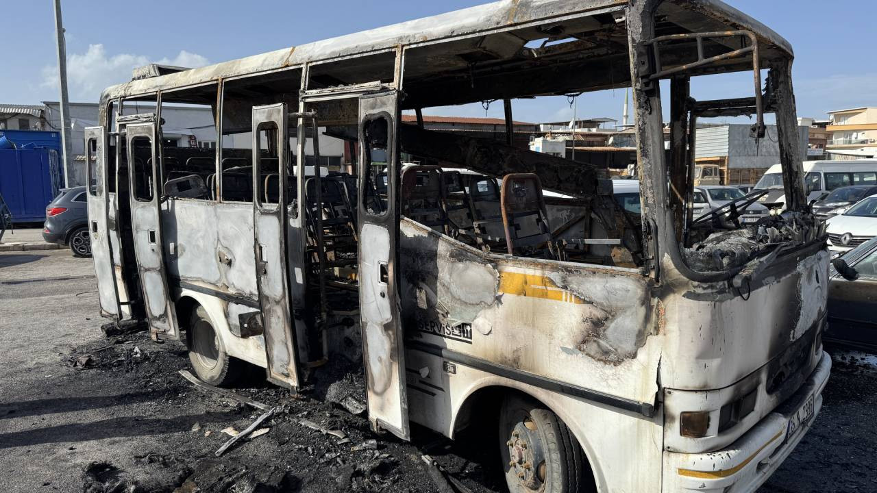 İzmir'de midibüste yangın: 16 yaşındaki çocuk hayatını kaybetti