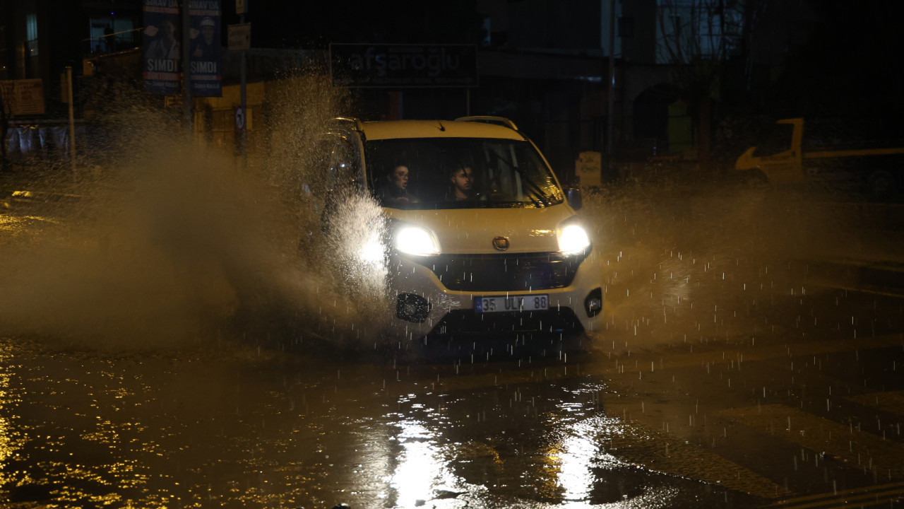 İzmir’de şiddetli sağanak hayatı felç etti: Cadde ve sokaklar göle döndü
