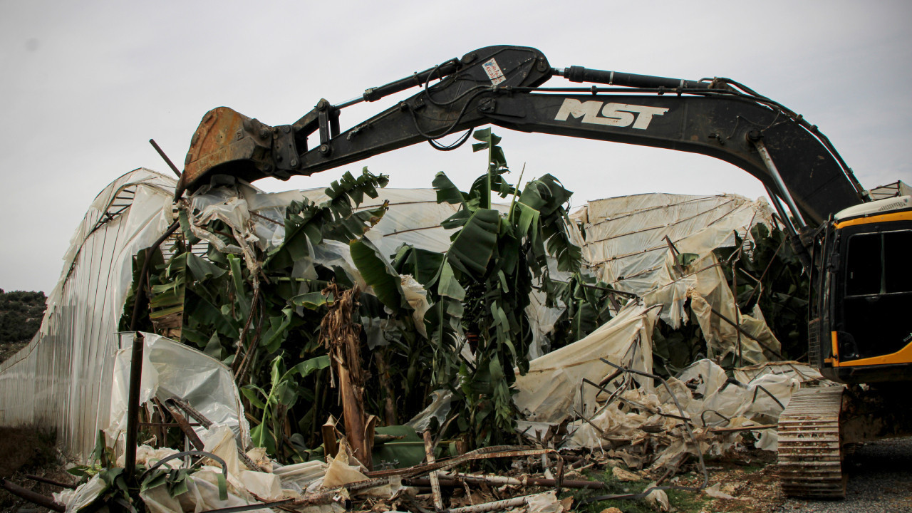 Mersin Bozyazı'da kaçak yapılar yıkılıyor