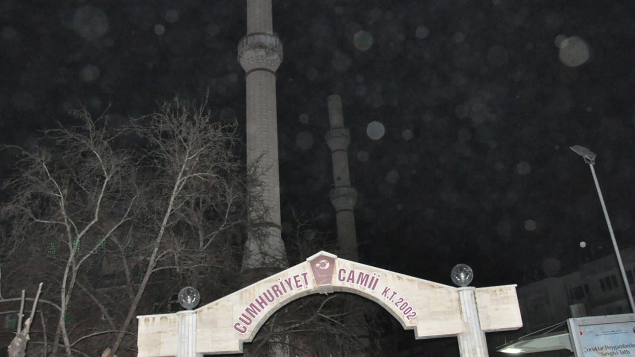 Şiddetli rüzgar minarenin külahını uçurdu