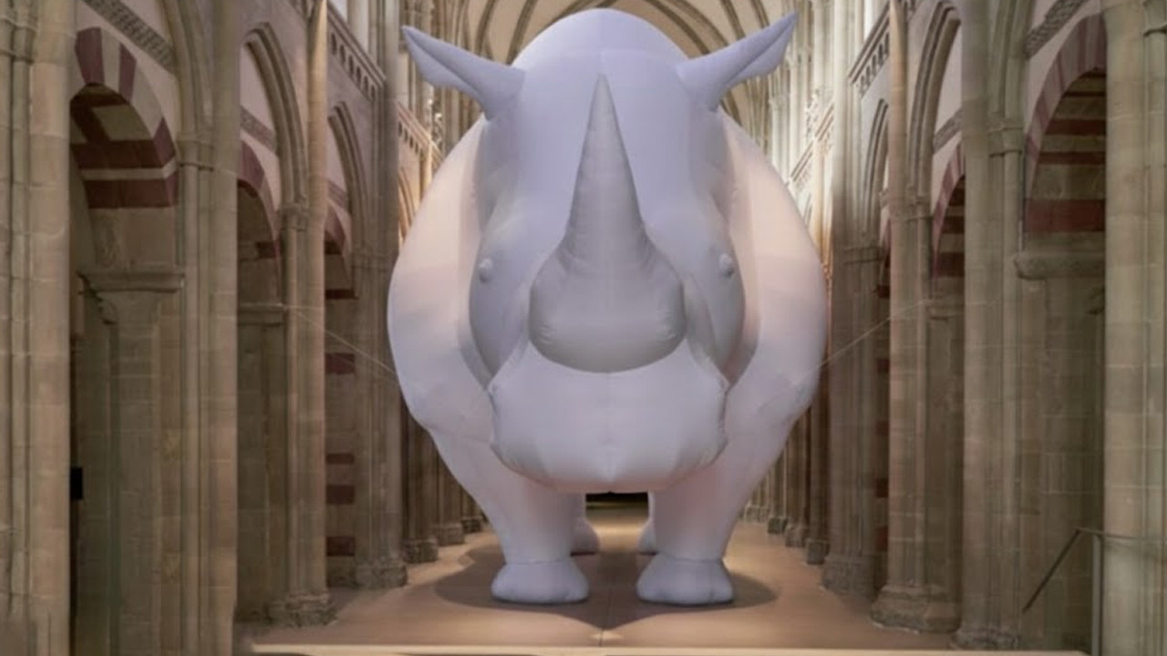 Şişme gergedan kiliseyi ele geçirdi: Gerçek ile hayal arasında