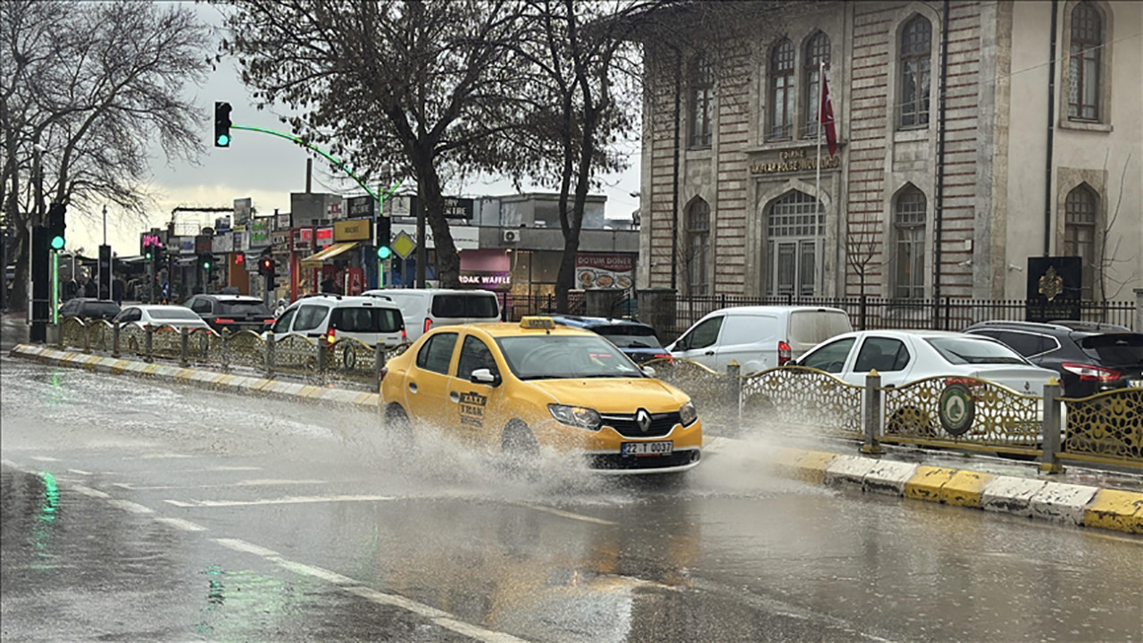 Trakya'yı sağanak vurdu: Yollar göle döndü