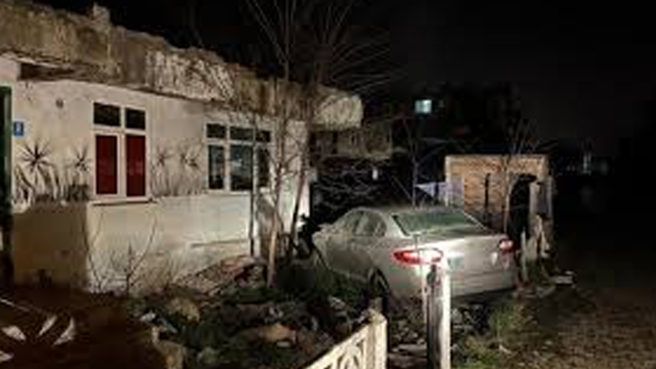 Ergene’de otomobil evin bahçesine daldı