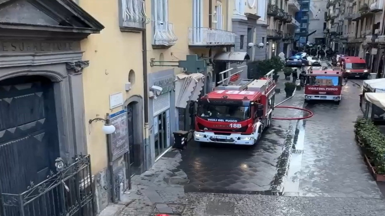 İtalya'nın tarihi tiyatrosu alevlere teslim oldu