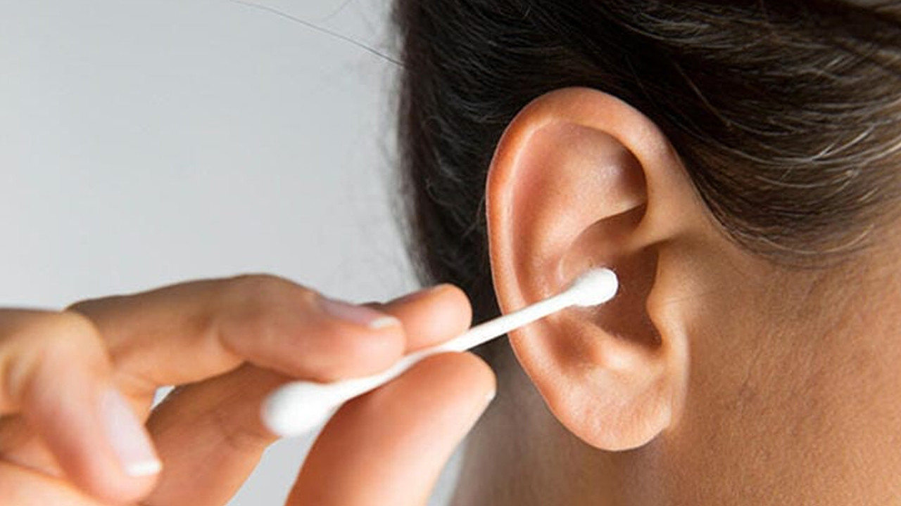 Kulakta bunu yaparken dikkat... Uzmanlardan hayat kurtaran uyarılar
