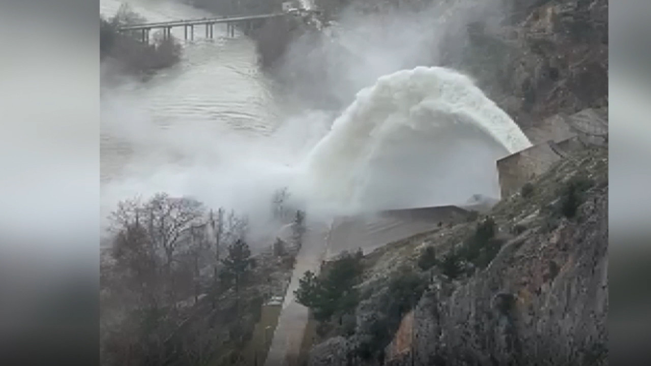 Manavgat’ta baraj kapakları açıldı: Belediye’den acil uyarı geldi: Nehir kenarlarından uzak durun