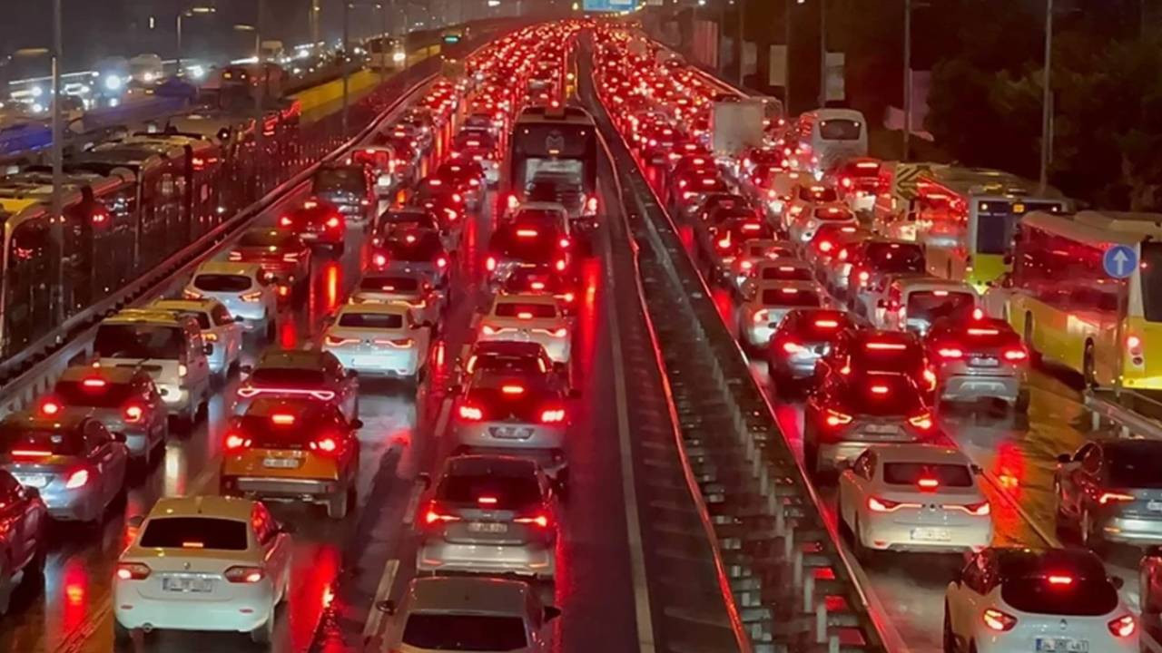 Megakentte akşam çilesi: Trafik yoğunluğu yüzde 83'e ulaştı