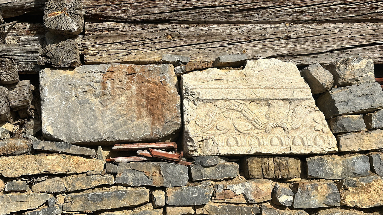 Müze gibi köy: Bin 750 yıllık tapınak taşları ev duvarlarında