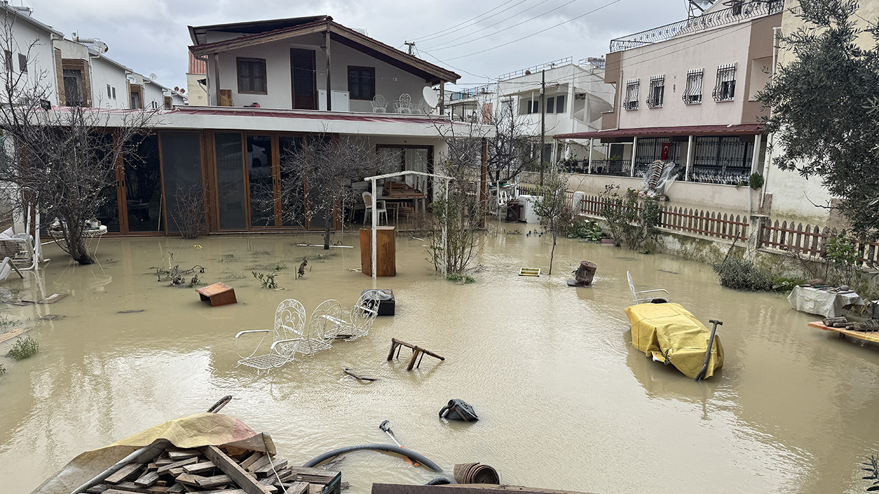 Aydın’da sağanak alarmı: Yol çöktü, evleri su bastı