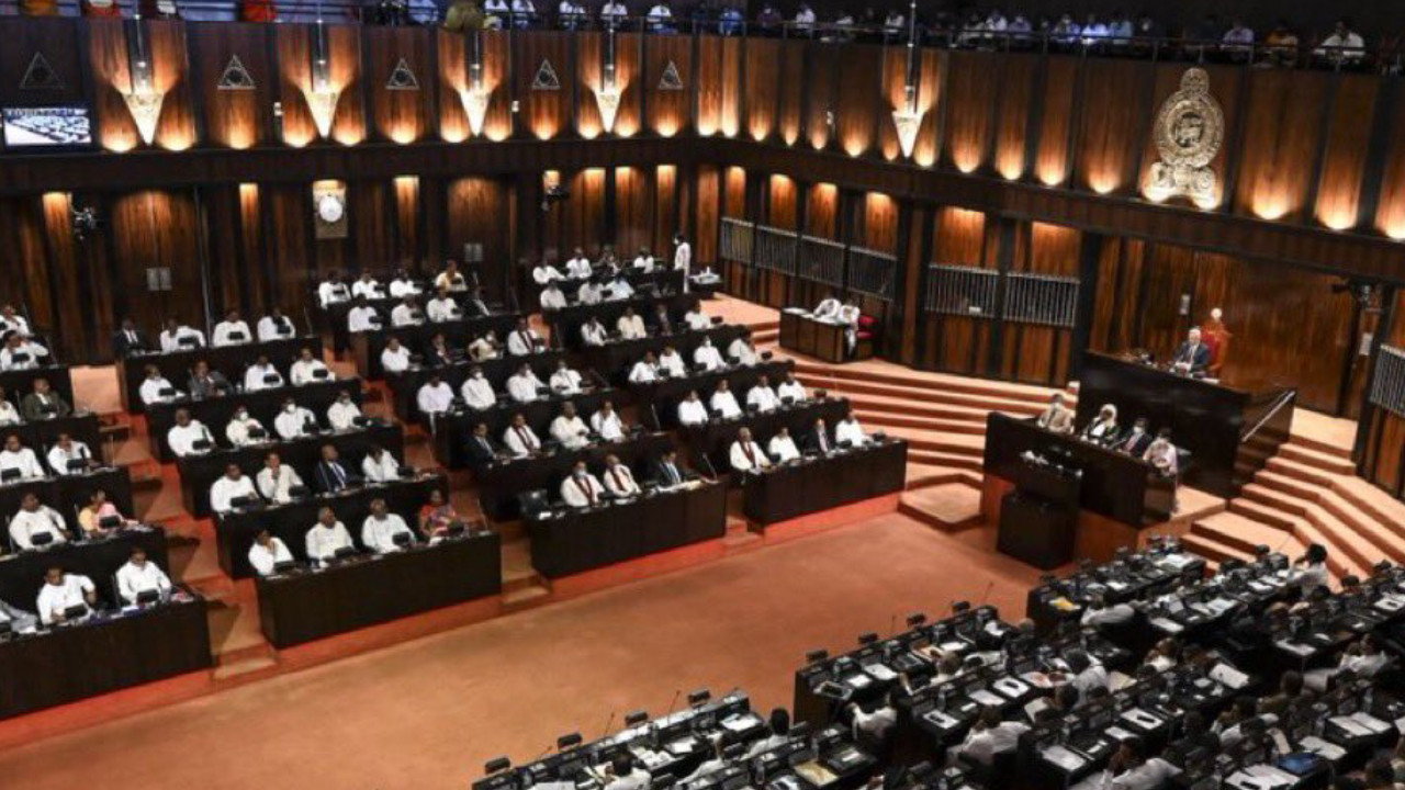 Bir ülke milletvekillerine emekli maaşını kaldırdı