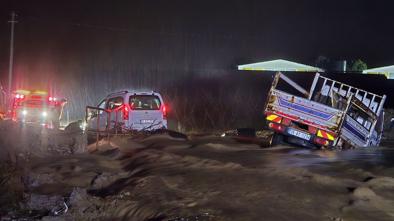 Debisi yükselen dere az daha araçları yutuyordu