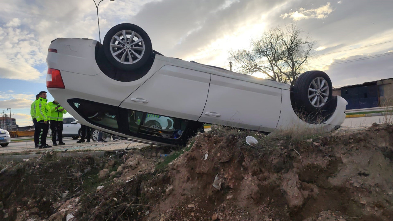 Direksiyon hakimiyetini kaybeden otomobil takla attı: 2 yaralı