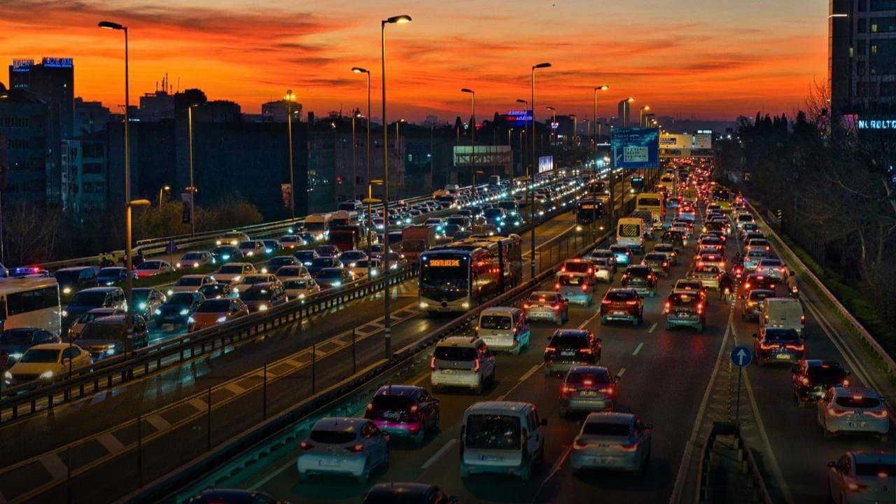 İstanbul’da akşam trafiği çileye dönüştü: Yoğunluk yüzde 90’a dayandı