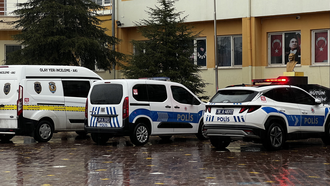 Kayseri'de okulda korku dolu anlar: Sınıf arkadaşını bıçakladı