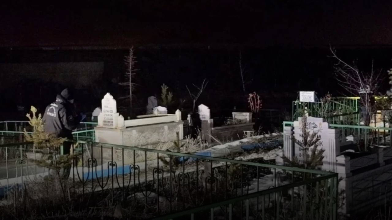 Mezarlıkta şok: Çöp poşetinin içinden cenin çıktı