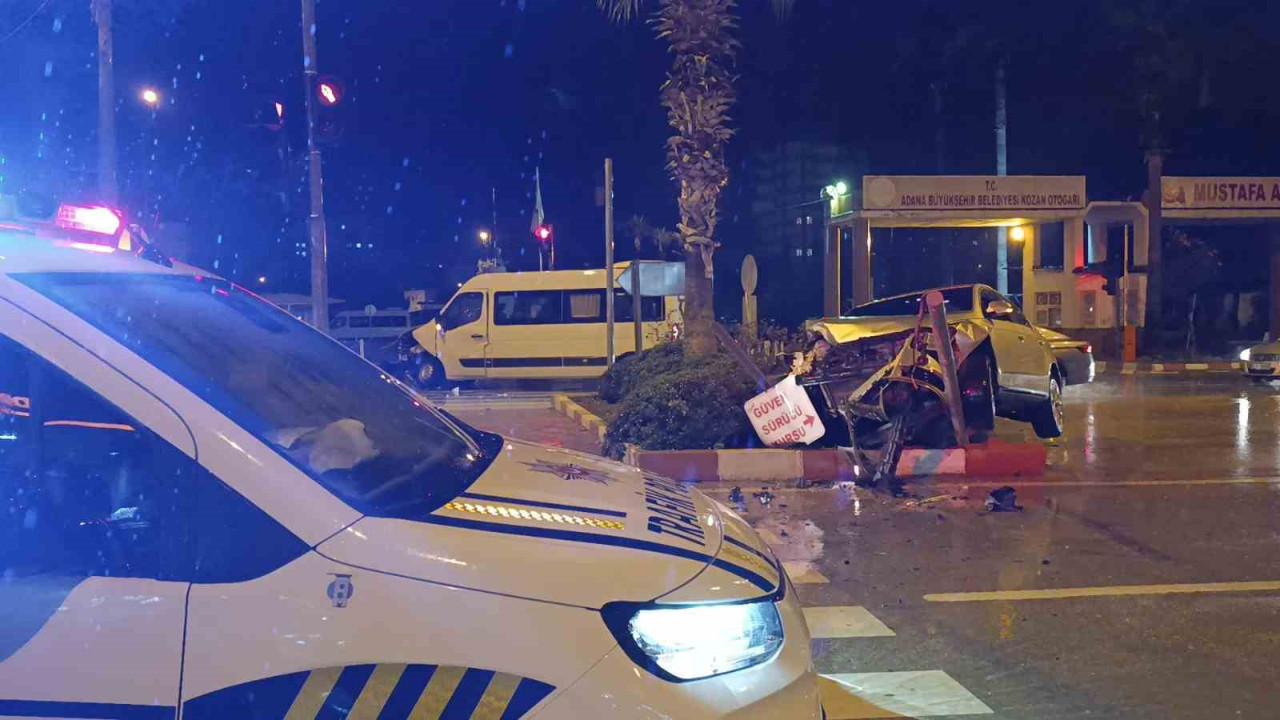 Minibüs ile otomobil çarpıştı: 4 yaralı